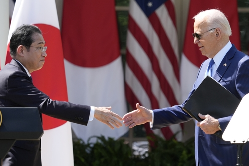 조 바이든 미국 대통령과 기시다 후미오 일본 총리가 10일(현지시간) 백악관에서 미일 정상회담을 마친 이후 열린 공동기자회견에 앞서 악수를 하고 있다. AP연합뉴스