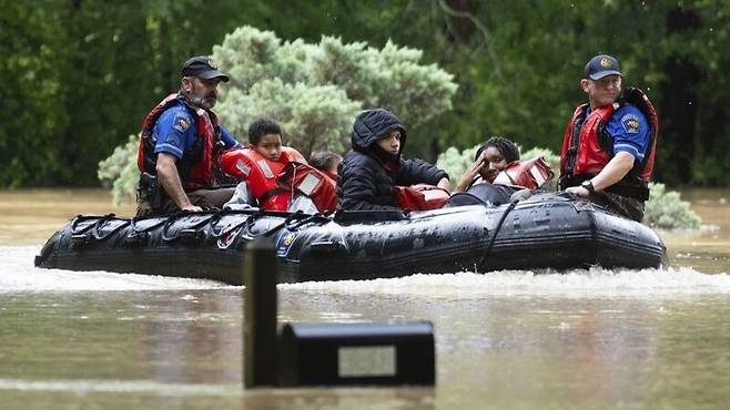 3일(현지시간) 미 텍사스주 몽고메리 카운티에서 수난 구조대가 사람들을 구조하고 있다. /사진=연합뉴스