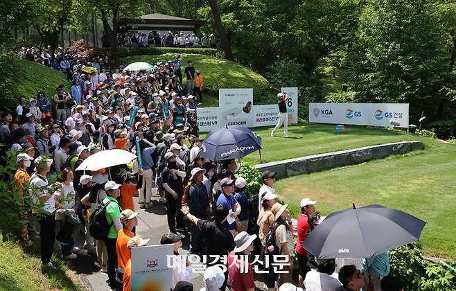 4일 GS칼텍스 매경오픈 3라운드가 열린 경기 성남 남서울CC에 구름 갤러리가 몰려들었다. 한주형 기자