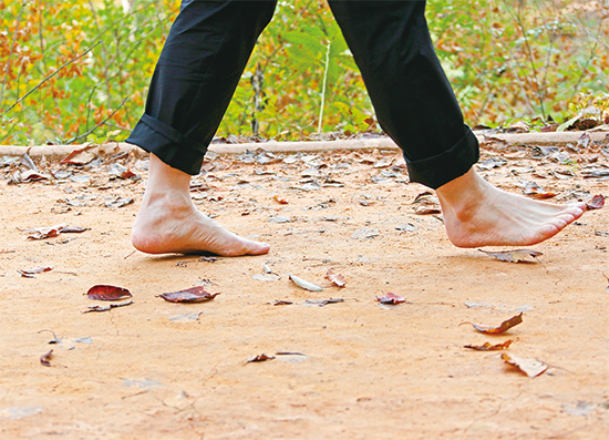 발에 통증이 심한 상태에서 맨발로 걷는 것은 증상을 악화할 가능성이 높다. (게티이미지뱅크 제공)