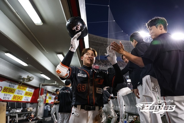 정은원이 3일 광주 KIA전에서 홈런을 친 뒤 기뻐하고 있다. 사진=한화 제공