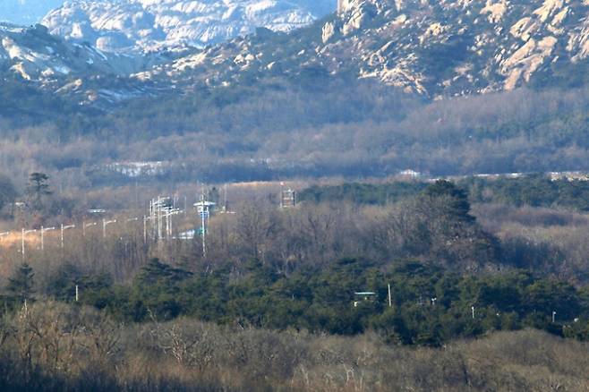 북한이 동해안 국경 인근에서 산을 개간하는 모습이 포착됐다. 북한이 대남 관측소나 군사시설을 위한 공사로 추정된다. 사진은 지난 2022년 1월2일 2일 강원 고성군 통일전망대에서 북한 지역 군사분계선(MDL) 북한군 초소가 보인 모습. /사진=뉴시스