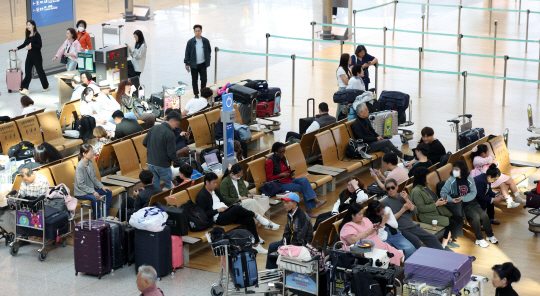 1일 인천국제공항 출국장에서 여행객들이 출국을 기다리고 있다. 뉴시스