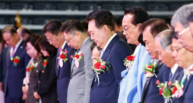 윤석열 대통령이 지난 3일 서울 중구 장충체육관에서 열린 제52회 어버이날 기념식에서 국민의례 중 묵념하고 있다. [연합]