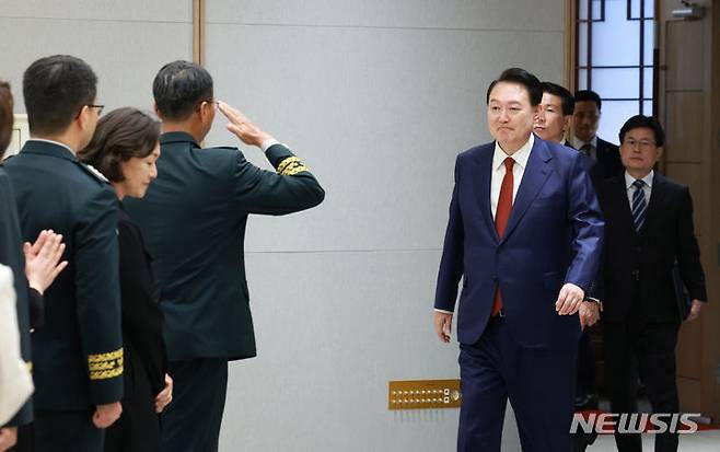 [서울=뉴시스] 전신 기자 = 윤석열 대통령이 1일 서울 용산 대통령실 청사에서 열린 중장 진급·보직 신고 및 삼정검 수치 수여식에 입장하고 있다. (대통령실통신사진기자단) 2024.05.01. photo1006@newsis.com