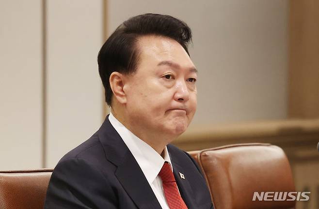 [서울=뉴시스]조수정 기자 =  윤석열 대통령이 지난달 30일 서울 용산 대통령실 청사에서 열린 한·앙골라 확대 정상회담에서 주앙 로렌쑤 앙골라 대통령의 발언을 경청하고 있다. 2024.04.30. chocrystal@newsis.com