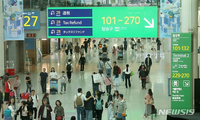 [인천공항=뉴시스] 김선웅 기자 = 근로자의 날과 어린이날 연휴를 포함한 엿새간 인천공항 해외 여행객 수가 112만명을 넘을 것으로 전망된다. 인천공항공사에 따르면 1일 인천국제공항에서 여행객들이 엿새간 일평균 여객수는 18만여 명이고 승객이 가장 많은 날은 마지막 날인 6일이 될 것으로 예측된다. 1일 인천국제공항 면세구역에서 여행객들이 출국을 기다리고 있다. 2024.05.01. mangusta@newsis.com