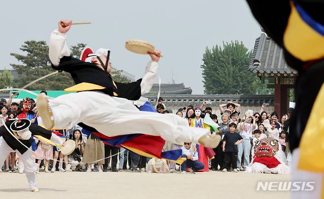 [서울=뉴시스] 김진아 기자 = 어린이날 연휴가 시작된 4일 오후 서울 종로구 경복궁을 찾은 어린이와 가족들이 궁중문화축전 길놀이 공연을 보며 즐거운 시간을 보내고 있다. 2024.05.04. bluesoda@newsis.com