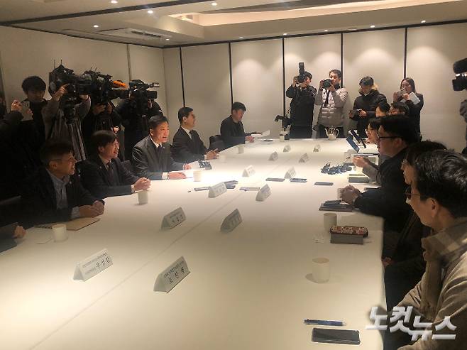 보건복지부와 대한의사협회가 올 1월 24일 서울 중구 컨퍼런스하우스 달개비에서 제26차 의료현안협의체 회의에 앞서 인사를 주고받고 있다. 이은지 기자