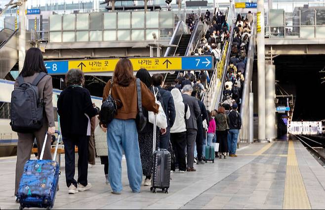 서울역 플랫폼에서 승객들이 에스컬레이터를 기다리고 있다. 뉴스1