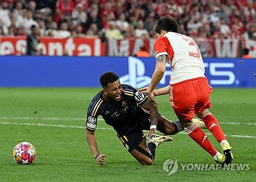 김민재가 레알 마드리드와의 유럽축구연맹(UEFA) 챔피언스리그 준결승 1차전에 이어 두 경기 연속 선발 출전한다. 토마스 투헬 감독은 이미 슈투트가르트전에 앞서 열린 기자회견에서 김민재의 선발 출전을 예고한 바 있다. 레알전에서 두 차례 실수로 바이에른 뮌헨의 실점에 모두 관여했던 김민재가 슈투트가르트전을 통해 명예회복과 자존심 회복을 할 수 있을지 관심이 모인다. 사진 연합뉴스