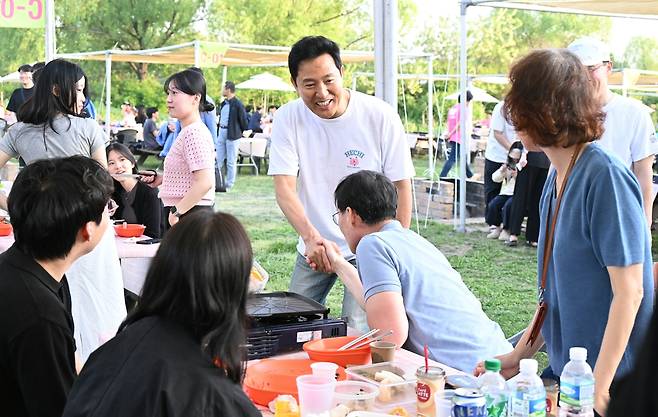 오세훈 서울시장, 서울페스타 '고기굽굽 피크닉' 참석 [서울시청 제공]