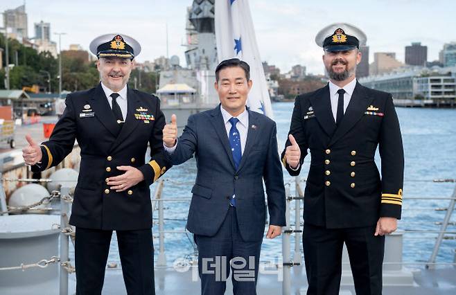 지난 2일 호주 함대사령부를 방문한 신원식 국방부장관이 호주 해군 구축함 브리즈번함(DDG) 상에서 호주 해군 관계자들과 기념사진을 촬영하고 있다. (사진=국방부)