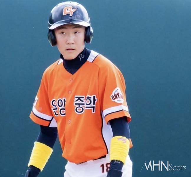 온양중학교 외야수 장인혁은 장명부의 조카손자다.