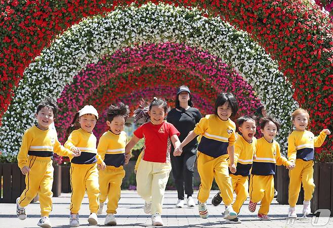 어린이날을 이틀 앞둔 3일 오후 제4회 부산 봄꽃 전시회가 열리고 있는 부산시민공원을 찾은 어린이들이 꽃터널을 지나며 환하게 웃고 있다. 2024.5.3/뉴스1 ⓒ News1 윤일지 기자