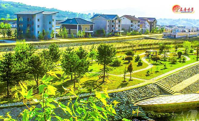 (평양 노동신문=뉴스1) = 북한 새 농촌마을 풍경. [국내에서만 사용가능. 재배포 금지. DB 금지. For Use Only in the Republic of Korea. Redistribution Prohibited] rodongphoto@news1.kr