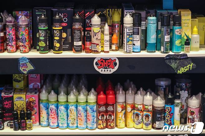 액상 전자담배 유해성 분석결과 발표를 앞둔 12일 오후 서울의 한 전자담배 매장에 전자담배 액상이 진열돼 있다. 식품의약품안전처는 이날 국내 시판 중인 153개의 액상형 전자담배 내 7개의 성분 분석 작업을 마무리하고 최종 결과를 발표한다. 2019.12.12/뉴스1 ⓒ News1 성동훈 기자