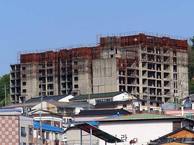 공사 중단으로 20년째 방치되고 있는 충북 제천시 청전동 광진아파트.2024.5.5/ 뉴스1 ⓒ News1 이대현 기자