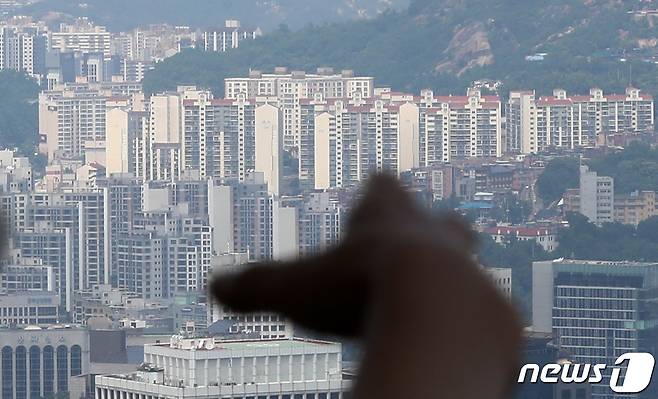 사진은 서울 중구 남산 전망대를 찾은 시민들이 도심 속 아파트 단지를 바라보고 있다. 2023.6.4/뉴스1 ⓒ News1 김성진 기자
