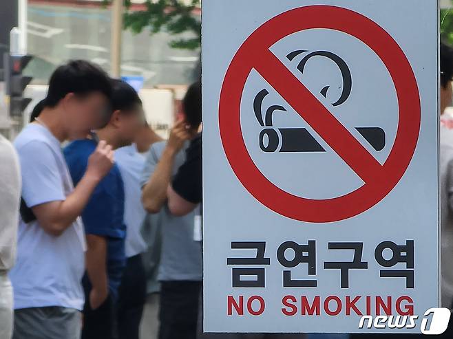 서울 시내 거리에서 시민들이 흡연을 하고 있다. (뉴스1 DB, 기사와 관련 없음) ⓒ News1 유승관 기자