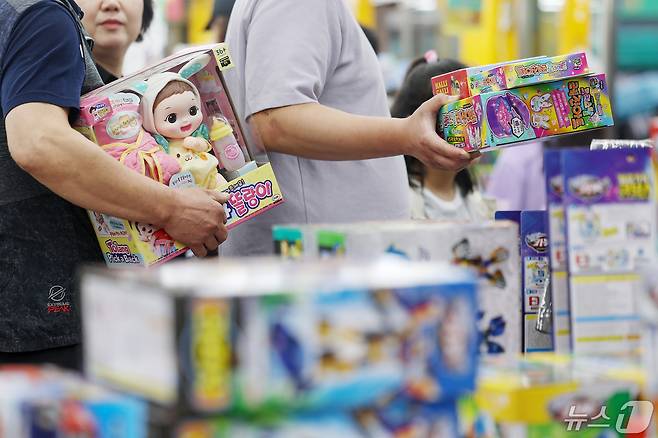 어린이 날을 맞은 5일 서울 종로구 창신동 문구·완구시장의 한 완구매장에서 시민들이 자녀에게 선물할 장난감을 들고 계산대 앞에 줄을 서 차례를 기다리고 있다. 2024.5.5/뉴스1 ⓒ News1 민경석 기자