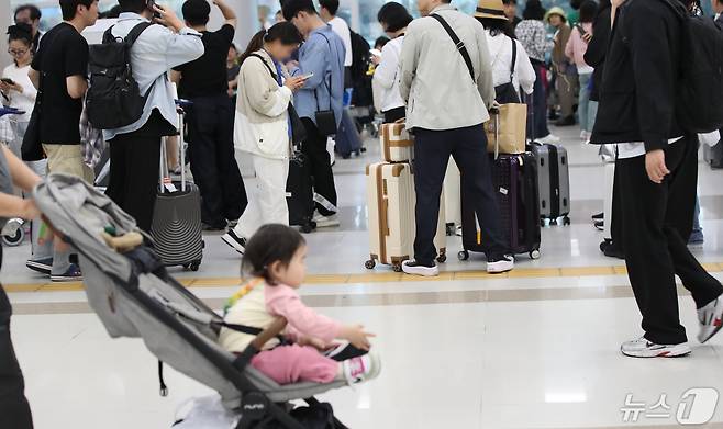 기상악화로 제주 기점 항공기 운항에 차질을 빚고 있는 5일 오후 제주국제공항 국내선 출발장이 대체편을 구하려는 결항 승객들로 붐비고 있다. 2024.5.5/뉴스1 ⓒ News1 오현지 기자