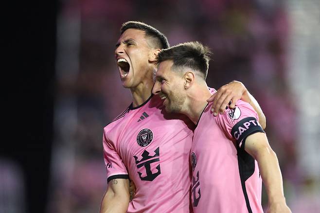 May 4, 2024; Fort Lauderdale, Florida, USA; Inter Miami CF defender Jean Mota (7) celebrates with forward Lionel Messi (10) after scoring during the second half against the New York Red Bulls at Chase Stadium. Mandatory Credit: Nathan Ray Seebeck-USA TODAY Sports<저작권자(c) 연합뉴스, 무단 전재-재배포, AI 학습 및 활용 금지>