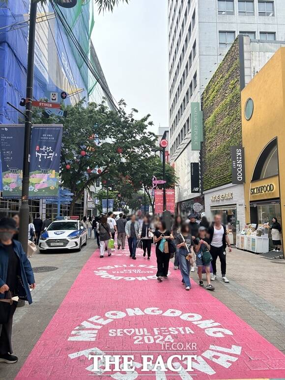 30일 오후 '서울페스타 2024 명동 페스티벌'이 열린 명동 주요 거리 바닥에는 붉은색 시트지가 부착돼 레드카펫 위를 걷는 듯한 느낌을 자아내고 있었다. /김해인 기자