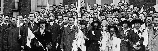 1919년 4월 미국 필라델피아에서 열렸던 대한인총대표회의 참석자들이 함께 사진을 찍었다. 앞줄 왼쪽 태극기 든 여성의 오른쪽 뒤에 서재필, 그 오른편에 이승만이 보인다.