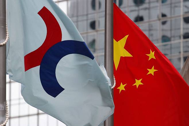 홍콩증권거래소 앞에 중국 오성홍기와 홍콩증권거래소 깃발이 게양돼 있다. /로이터 연합뉴스