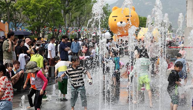 어린이날 연휴 첫날 초여름 날씨를 보인 지난 4일 서울 광화문광장 분수대에서 아이들이 물놀이를 하며 더위를 식히고 있다./뉴스1
