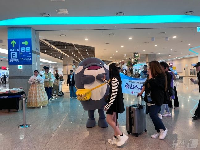 부산항만공사가 지난 3일 부산항 상징하는 캐릭터 해범이를 통해 부산항국제여객터미널로 입국하는 일본 여행객들을 환영하고 있다. 뉴스1 제공