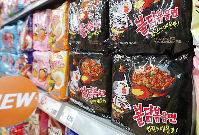 전세계 사람들에게 한국인의 ‘매운맛’을 수출한 삼양식품의 불닭볶음면은 2023년 국외 매출액만 8천억원이 넘는다. 연합뉴스