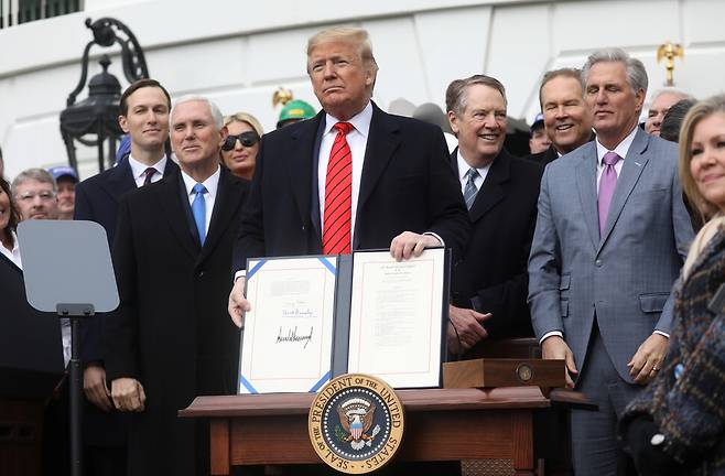 외국인의 멕시코 직접투자는 꾸준히 늘었으나 니어쇼어링 대상지로 주목받기 시작한 것은 미국·멕시코·캐나다협정(USMCA)이 체결된 2020년부터다. 도널드 트럼프 당시 미국 대통령이 2020년 1월29일 USMCA에 최종 서명한 협정 문서를 들어 보이고 있다. REUTERS