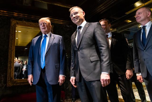 지난달 17일 미국 뉴욕 맨해튼 트럼프타워에서 회동한 도널드 트럼프(맨 왼쪽) 전 미 대통령과 안제이 두다(왼쪽 두 번째) 폴란드 대통령. 뉴욕=AP 연합뉴스