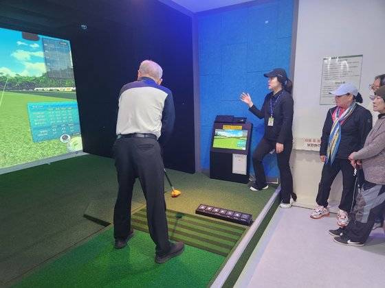 지난달 30일 경북 김천시 남산동 김천시노인복지관 스크린파크골프장에서 실습이 이뤄지고 있다. 김정석 기자