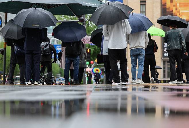 서울 종로구 세종대로사거리에서 우산을 쓴 시민들이 발걸음을 옮기고 있다. 사진=뉴스1