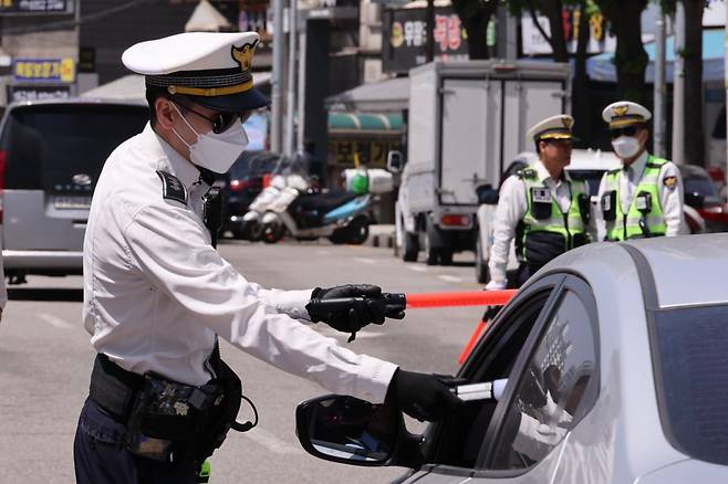 서울 관악경찰서 교통경찰들이 어린이보호구역에서 음주운전 단속을 하고 있다. 사진=연합뉴스