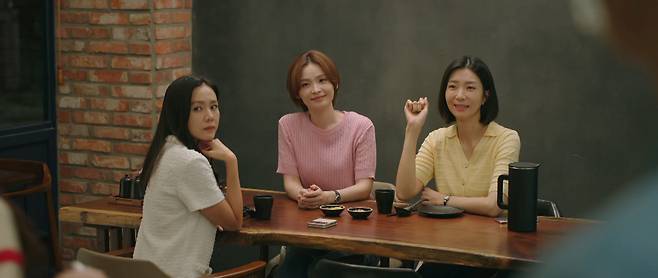 From left: Best friends Cha Mi-jo (Son Ye-jin), Jeong Chan-young (Jeon Mi-do) and Jang Joo-hee (Kim Ji-hyun) at a Chinese restaurant in “Thirty-Nine” (JTBC)