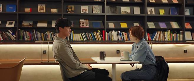 Two lead actors of drama series "Thirty-Nine" have hot drinks at Debunk. (JTBC)