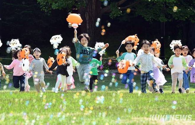 지난 2일 오전 서울 송파구 올림픽공원 한성백제 박물관 앞 지구촌공원에서 비눗방울 놀이를 하는 송파구청 어린이집 원생들. 기사 내용과 무관한 사진. 사진=곽경근 대기자