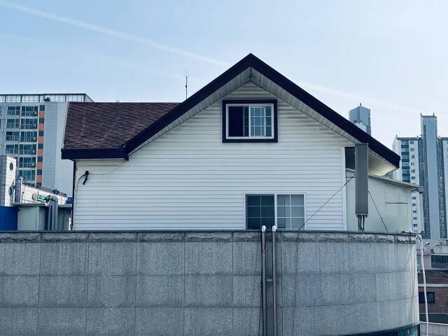 시흥시청 인근 한 상가 건물 옥상에 가정집으로 보이는 가설건축물이 불법 증축돼 있다. 김형수기자