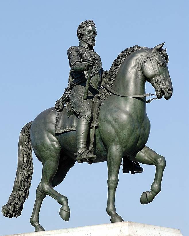 퐁네프 다리 위 앙리 4세의 동상.