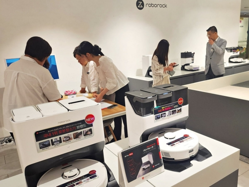 롯데백화점 인천점에서 진행한 로보락 청소기 팝업 스토어에 고객들이 몰려 있다. [롯데백화점]