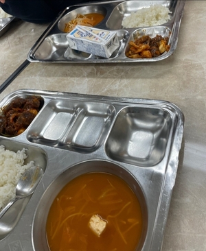 서울 시내 중학교 점심 급식.[출처=레몬테라스]