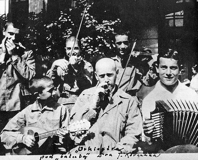 1923년 '고아의 집'에서 어린이들과 오케스트라 공연을 하고 있는 코르차크. 주위엔 아이들이 넘쳐났다.