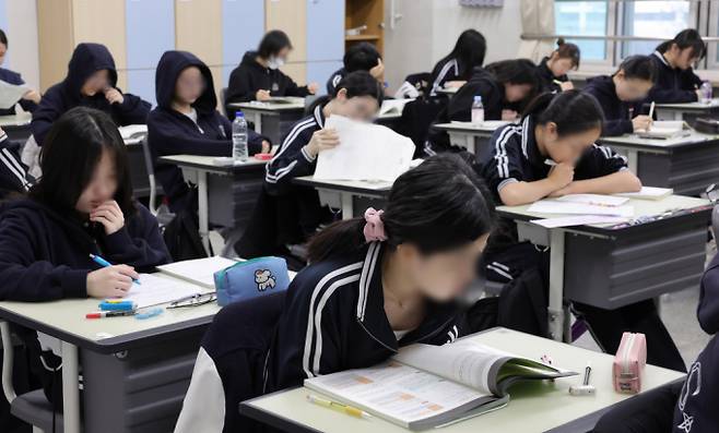 2025학년도 대학수학능력시험(수능) 대비 3월 전국연합학력평가가 시행된 3월28일 서울 강남구 개포고등학교에서 수험생들이 시험 준비를 하고 있다. /사진=뉴시스