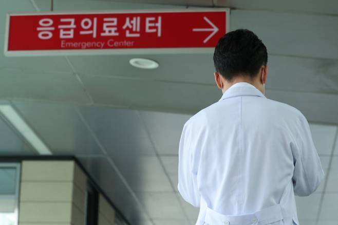 5일 서울 시내 대형병원에서 의료진이 발걸음을 옮기고 있다. /사진=뉴스1