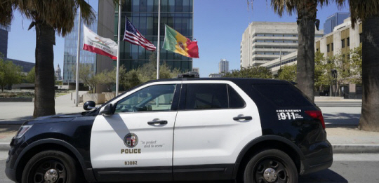미국 로스앤젤레스(LA)에서 경찰관이 흉기를 소지한 한국인 남성을 사살한 사건과 관련해 긴급 출동한 LA 경찰국(LAPD) 차량 모습. 로스앤젤레스=AP