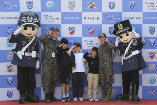 4일 인천 부평구 17보병사단에서 열린 부대개방행사에서 길진수(37)·조세라(35) 상사 부부가 삼형제 자녀들과 기념사진을 촬영하고 있다. 뉴시스